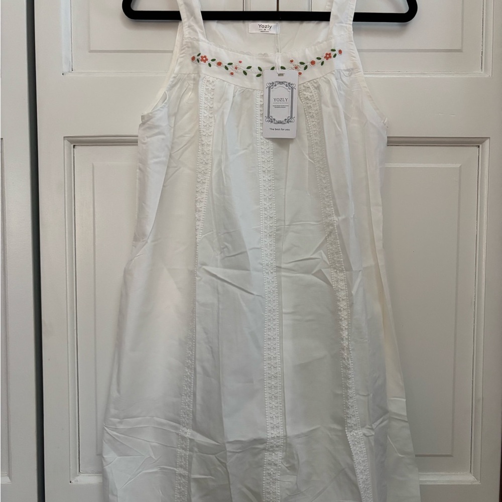 Charming White nightgown with Floral Accents